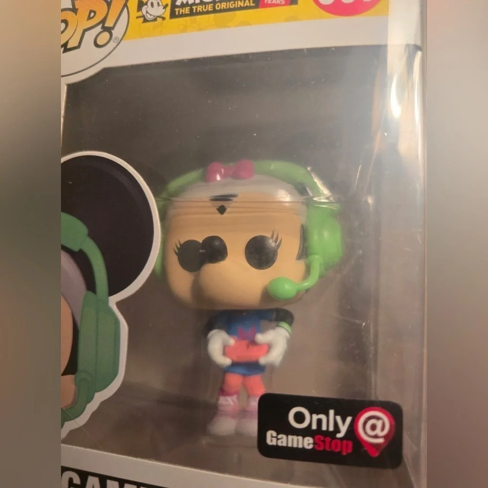 Funko Pop Disney Mickey 90 Gamer Minnie Mouse #507 GameStop Exclusive Protector - Picture 4 of 4